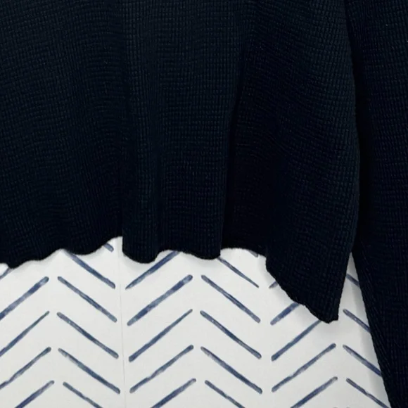 Aritzia TNA Waffle Knit Crop Shirt Black Size Medium - Picture 4 of 5